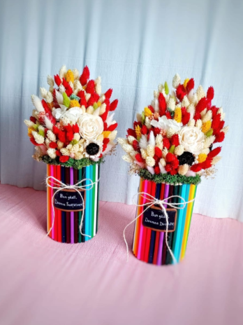 Aranjament din plante uscate in cutie creioane colorate