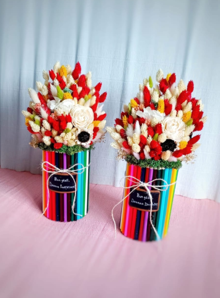 Aranjament din plante uscate in cutie creioane colorate
